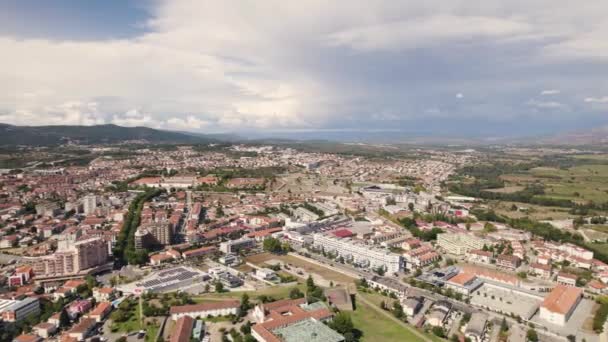 Vista Aérea Sobre Ciudad Chaves Amplia Distancia Día Nublado Portugal — Vídeos de Stock