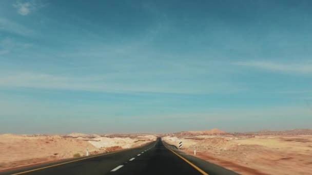 이스라엘의 아름답고 사막의 언덕을 자동차로 통과하는 — 비디오