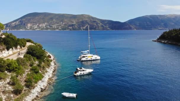 Barcos Lujo Playa Foki Isla Jónica Cefalonia Grecia Aéreos — Vídeo de stock