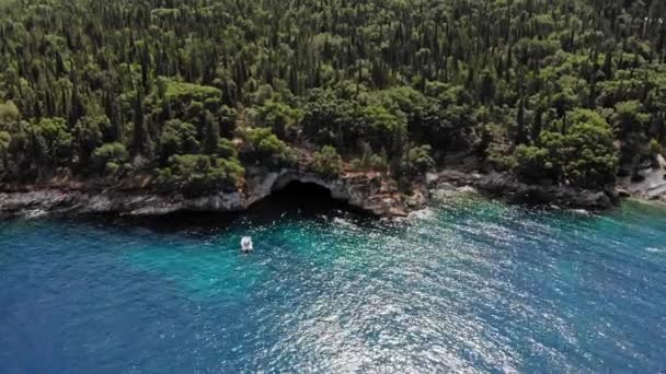 Flygfoto Över Vit Båt Nära Forested Seashore Foki Beach Kefalonia — Stockvideo