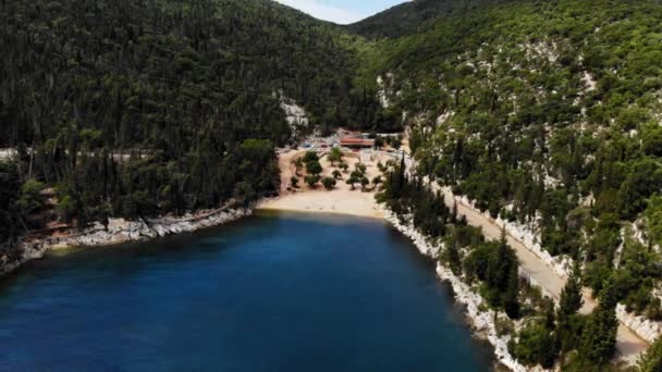 Restaurante Situado Lado Montaña Con Vistas Playa Foki Italia Plano — Vídeo de stock