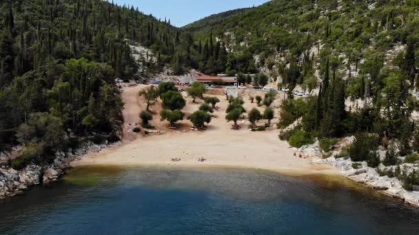 Vehículo Estacionado Pequeña Taberna Playa Foki Kefalonia Grecia Aéreo Retroceso — Vídeos de Stock