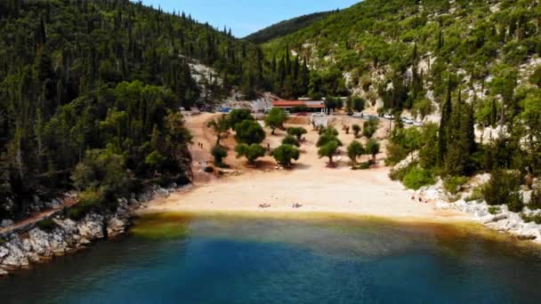 Taverna Nära Small Foki Beach Omgiven Grönska Kefalonia Grekland Antenner — Stockvideo