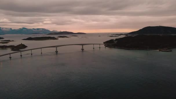 Flygfoto Över Cantilever Bridge Skymningen Över Lugna Havet Anslutning Sommaroy — Stockvideo