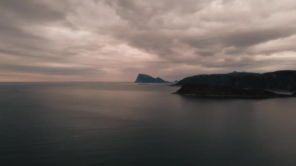 Vysoký Úhel Pohledu Oceán Ostrova Haaja Severním Norsku Dramatické Mraky — Stock video