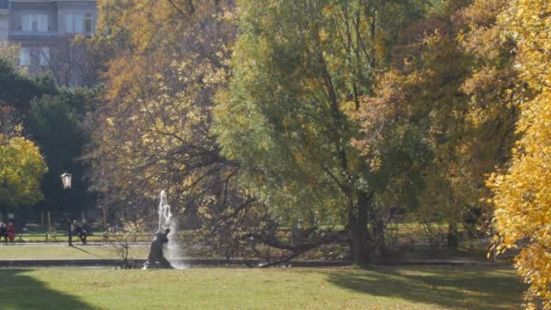 Krásné Slunečné Odpoledne Burggarten Parku Vídni Kde Lidé Sedí Před — Stock video