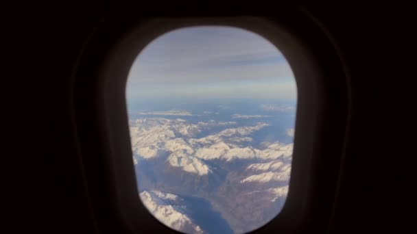 Vista Aérea Cordilheira Nevado Olhando Através Janela Avião Voador Movimento — Vídeo de Stock