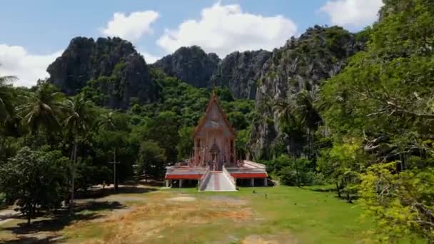 Een Luchtopname Naar Deze Prachtige Boeddhistische Tempel Tussen Kalkstenen Bergen — Stockvideo