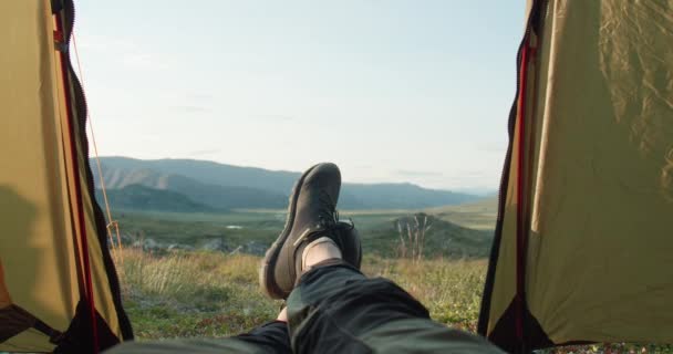 Caminante Noruego Relajarse Tienda Campaña Cruzando Pies Con Vista Atardecer — Vídeos de Stock