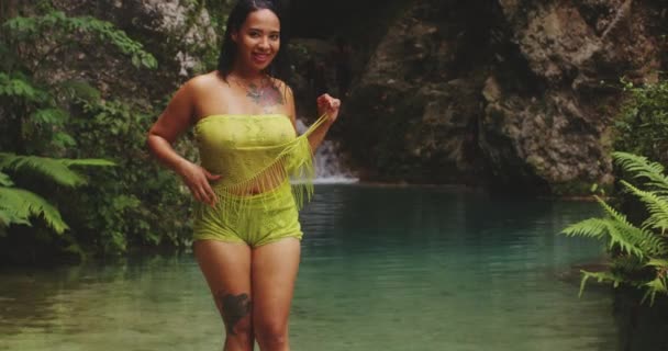 Mulher Dominicana Feliz Dançando Frente Bela Cachoeira Exótica — Vídeo de Stock