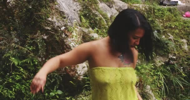 Mujer Dominicana Explorando Aire Libre Mientras Camina República Dominicana — Vídeo de stock