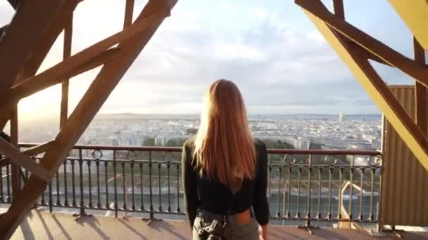 Menina Olhando Para Fora Sobre Vista Torre Eiffel Paris — Vídeo de Stock