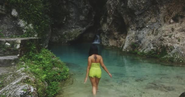Pływanie Pięknym Wodospadzie Balneario Mata Maiz — Wideo stockowe