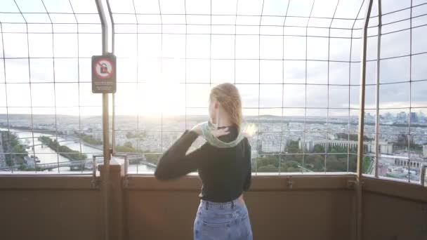 Dívka fotí z Eiffelovy věže v Paříži.