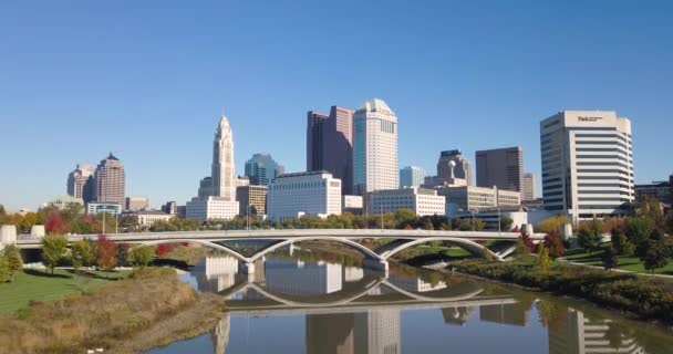 Downtown Columbus Scioto Floden Løbet Efteråret Efterårssæsonen Kamera Nærmer Skudt – Stock-video