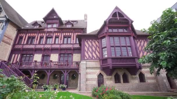 フランスのトルヴィルにある精巧な紫色の勝利者の家のショット — ストック動画
