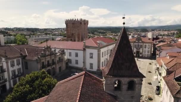 Rotasi Udara Kiri Kanan Mengungkapkan Medieval Chaves Pusat Kota Bangunan — Stok Video