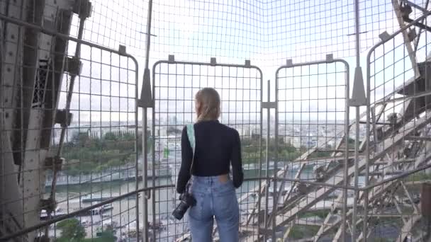 Chica Mirando Entre Las Rejillas Torre Eiffel París — Vídeos de Stock