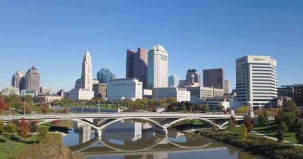 Downtown Columbus Über Dem Scioto River Während Der Herbstsaison Kameradollies — Stockvideo