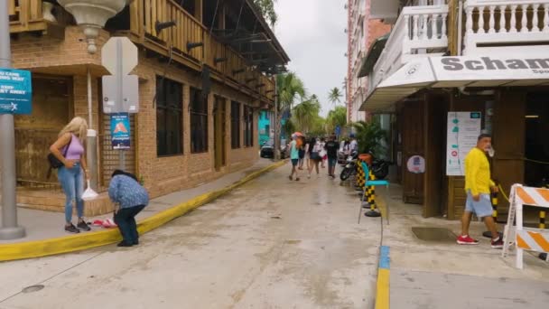 Gente Local Boqueron Sobre Día Una Esquina Concurrida Calle Suburbia — Vídeos de Stock