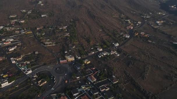 Pueblo Cerca Cumbre Vieja Volcán Humeante Campos Destruidos Por Lava — Vídeos de Stock