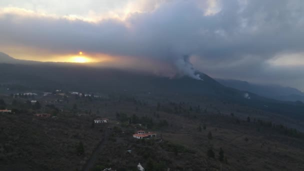 Vieja火山は ラパルマ島の日の出に煙に包まれました 空中パノラマビュー — ストック動画