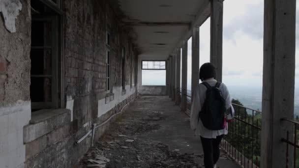 Baksidan Kvinna Promenader Lång Balkong Caramulo Sanatorium Gamla Övergivna Byggnad — Stockvideo