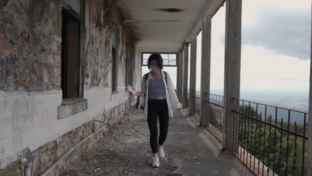 Kobieta Maską Ochronną Spaceruje Długim Balkonie Sanatorium Caramulo Stary Opuszczony — Wideo stockowe