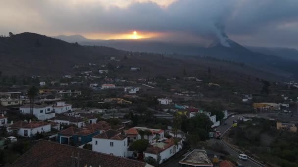 Dorpskerk Met Cumbre Vieja Vulkaan Gehuld Dikke Rook Bij Zonsopgang — Stockvideo