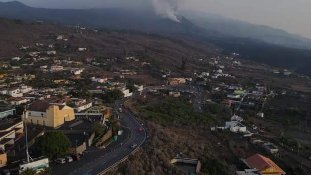 拉帕尔马岛Cumbre Vieja火山附近村庄上空的空中倾斜 — 图库视频影像