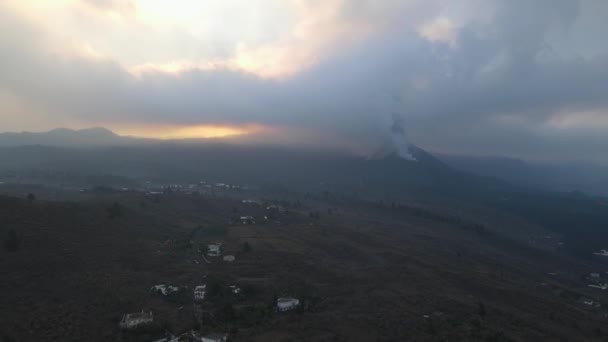 火山灰と夕暮れ時のカンブルVieja喫煙クレーターで覆われたフィールド上の空中前方 パルマ島 — ストック動画