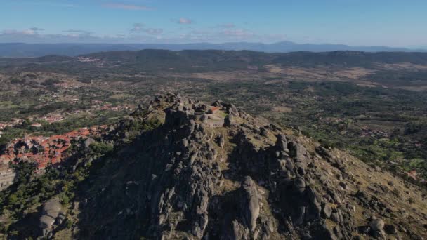 Avance Aérienne Sur Les Ruines Château Monsanto Avec Vallée Arrière — Video