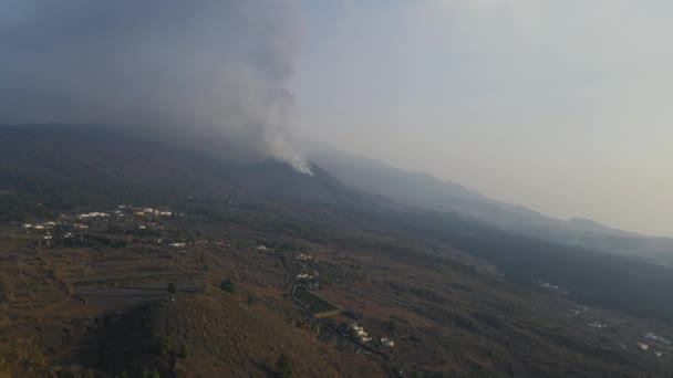 拉帕尔马岛Cumbre Vieja火山被烟雾笼罩并凝固熔岩的空中无人驾驶图像 — 图库视频影像