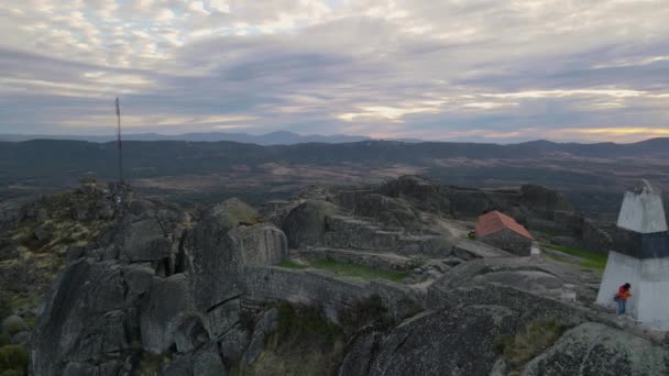 Una Persona Las Paredes Del Castillo Monsanto Amanecer Portugal Vista — Vídeos de Stock