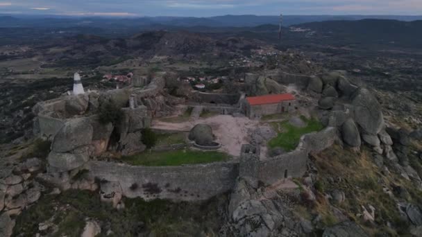 ドローンはモンサント城の遺跡やポルトガルの日の出の周囲の風景の上を飛行します 空中前方 — ストック動画