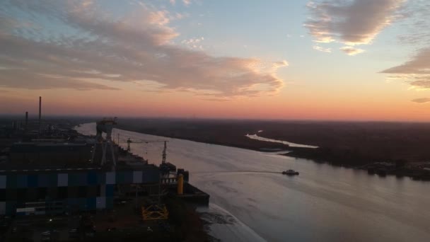 Buque Transporte Río Schelde Con Edificios Industriales Del Puerto Amberes — Vídeos de Stock