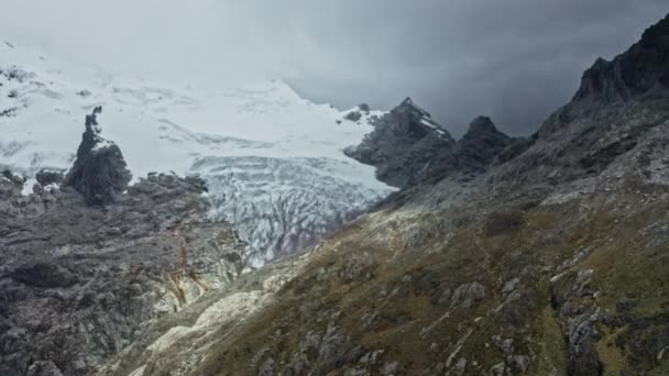 地球温暖化による氷河の融解を視野に入れたペルーアンデス山脈に沿った飛行 — ストック動画