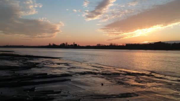 Volando Hacia Silueta Ciudad Costa Del Río Schelde — Vídeos de Stock