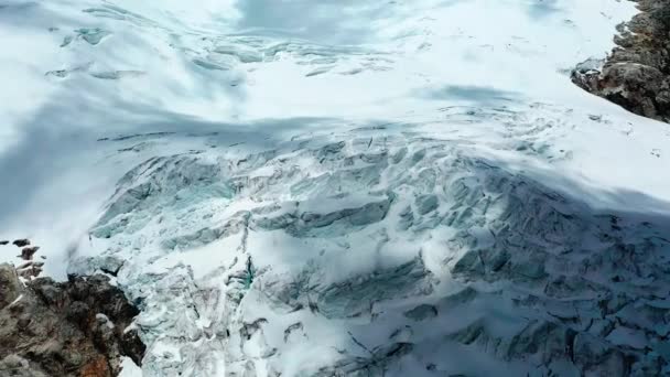 ペルーのアンデスの氷河の方へ飛んで 地球温暖化によって溶けて縮小している氷河を見る — ストック動画
