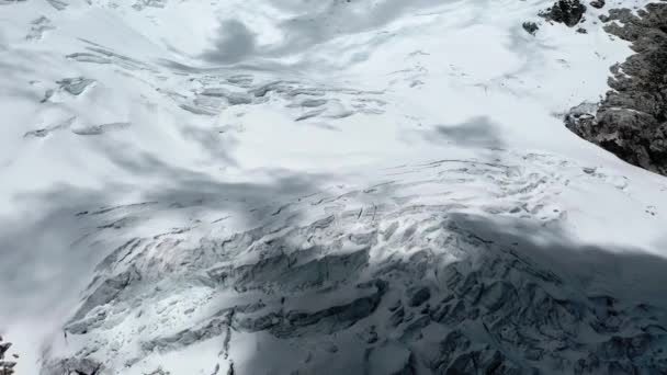 ペルーのアンデスの氷解する氷河は 洪水や環境問題を引き起こしています — ストック動画