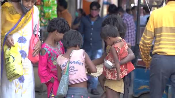 Arme Und Ungebildete Obdachlose Indische Kinder Menschenmengen Traurige Und Hungrige — Stockvideo