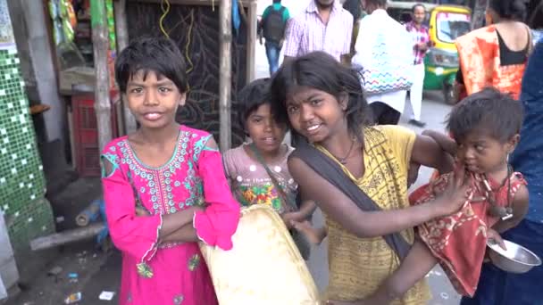 Crianças Indianas Pobres Famintas Olhando Para Câmera Implorando Por Dinheiro — Vídeo de Stock