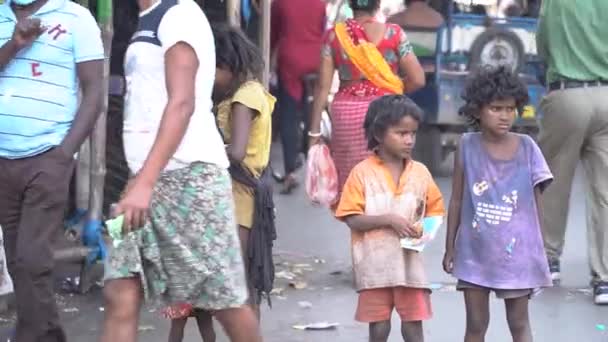 Бідні Голодні Безпритульні Азіатські Діти Просять Грошей Маленькі Діти Сироти — стокове відео