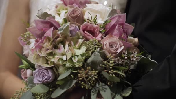 Bloemenboeket Closeup Bruid Bruidegom — Stockvideo