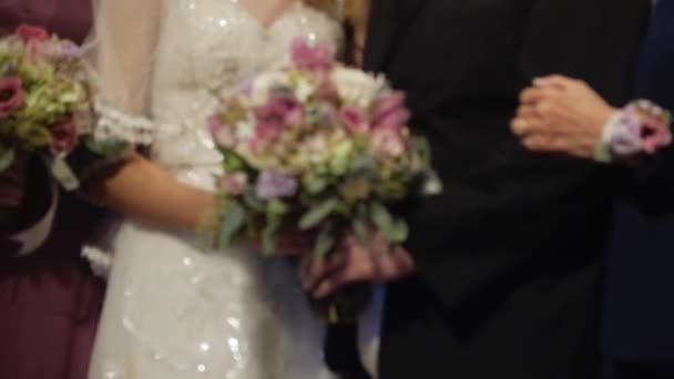 Букет Цветов Который Держат Жених Невеста — стоковое видео