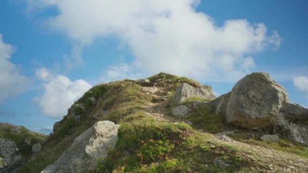 Tembakan Sinematik Dari Jalur Kaki Pantai Naik Bukit Tepi Tebing — Stok Video