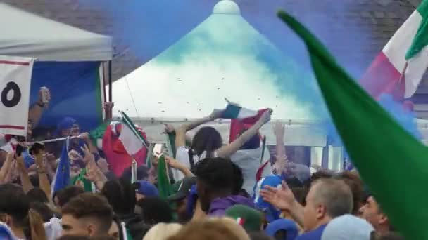 Italští Fanoušci Fotbalového Týmu Radují Svého Vítězství Euro Uefa Které — Stock video