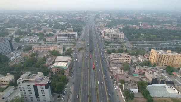 在巴基斯坦城市繁忙的公路上行驶的汽车的空中飞越 — 图库视频影像