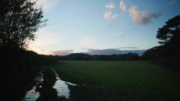 Cinematische Landschapsopname Van Een Leeg Veld Vlak Een Prachtige Zonsondergang — Stockvideo