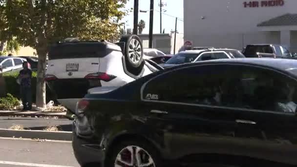 Volteado Sobre Coche Carretera Local — Vídeos de Stock